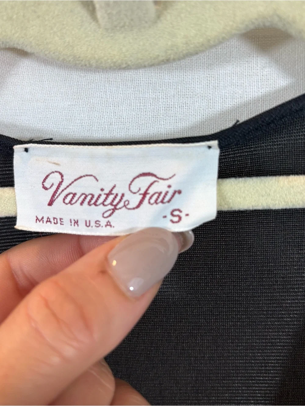 RARE Vintage 1970’s‎ Vanity Fair Black Robe w/Embroidered Detail Size Small